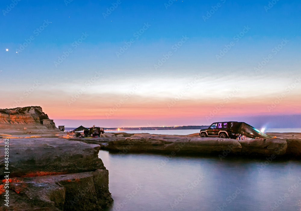 Obraz premium Campers at Dusk at the Coast