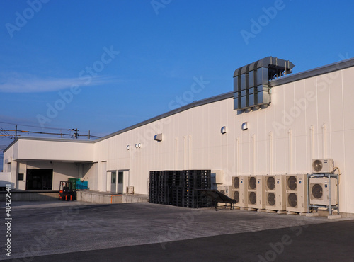 工場や物流倉庫の外観写真