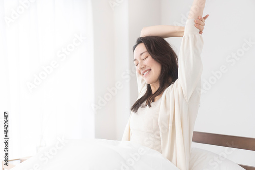 Canvastavla 朝、ベッドでリラックスしている女性