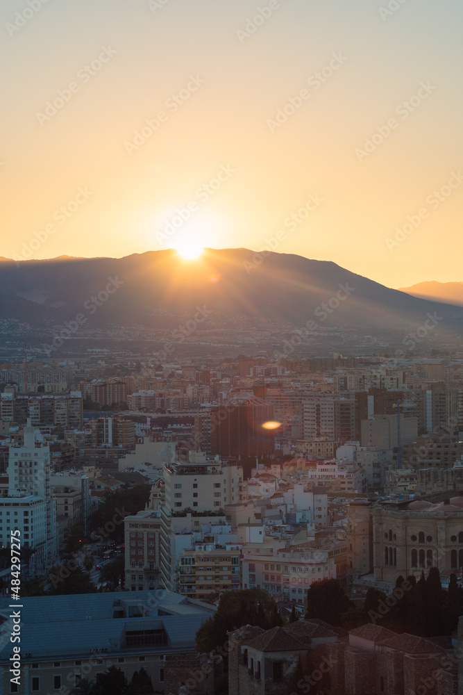 Naklejka premium Vista panoramica de paisaje de Malaga con ciudad y montañas al atardecer, España