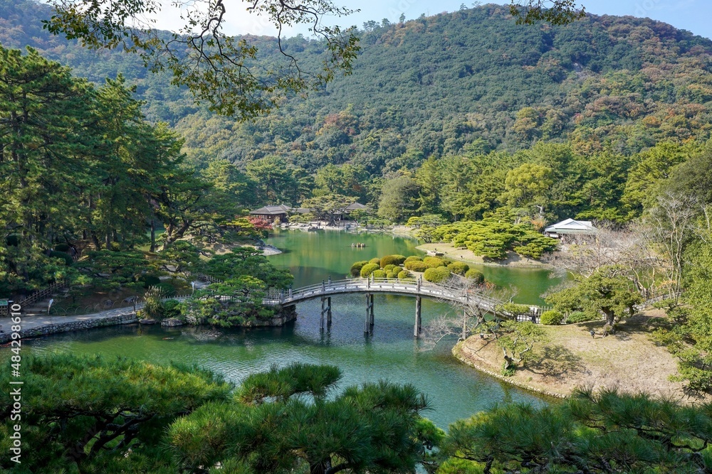 Fototapeta premium 展望台から見る静寂に包まれた日本庭園の情景＠栗林公園、香川