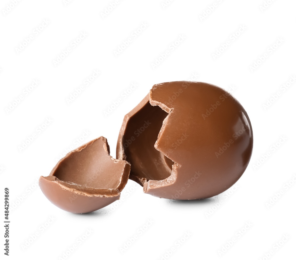 Obraz premium Broken chocolate Easter egg isolated on white background