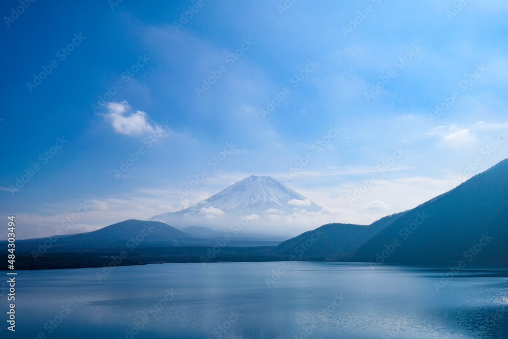 山梨県南都留郡河口湖町の本栖湖