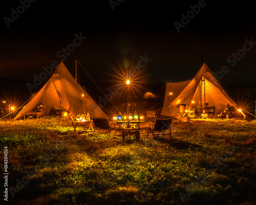 tent at night © 陽祐 永井