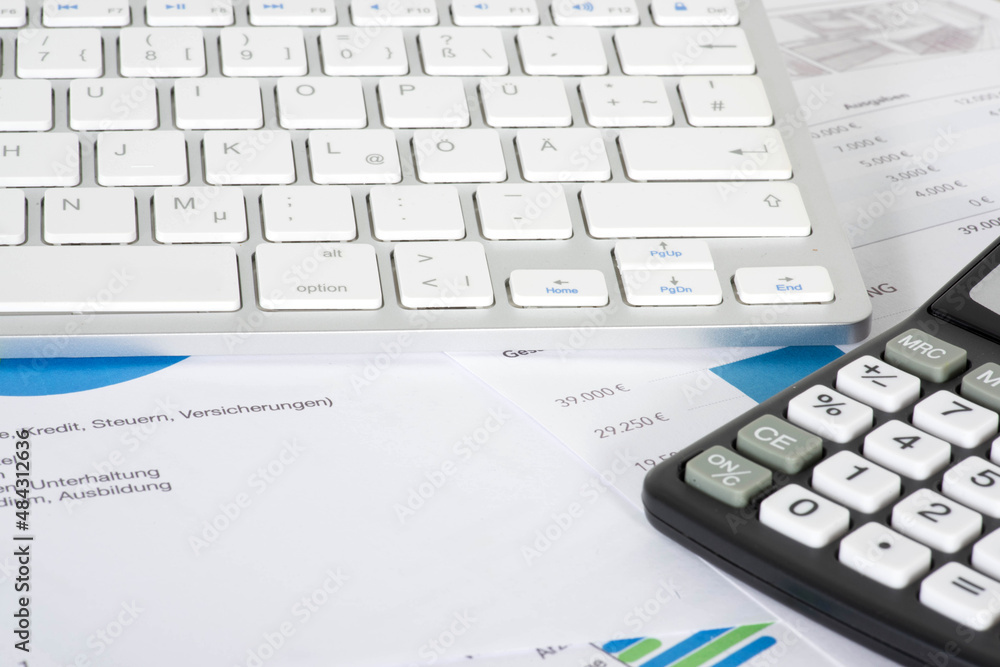 Ein Taschenrechner, Inflation und steigende Kosten Ein Taschenrechner, Inflation und steigende Kosten