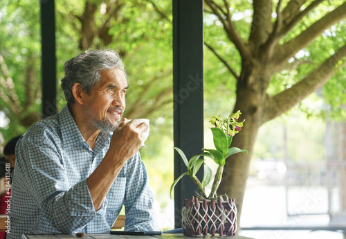 Fotografie senior man resting by drinking coffee  in nature atmosphere, concept lifestyle,
