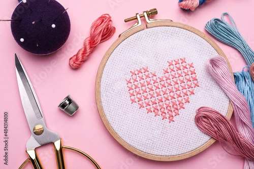 Canvastavla Flat lay composition with embroidery and different sewing accessories on pink ba