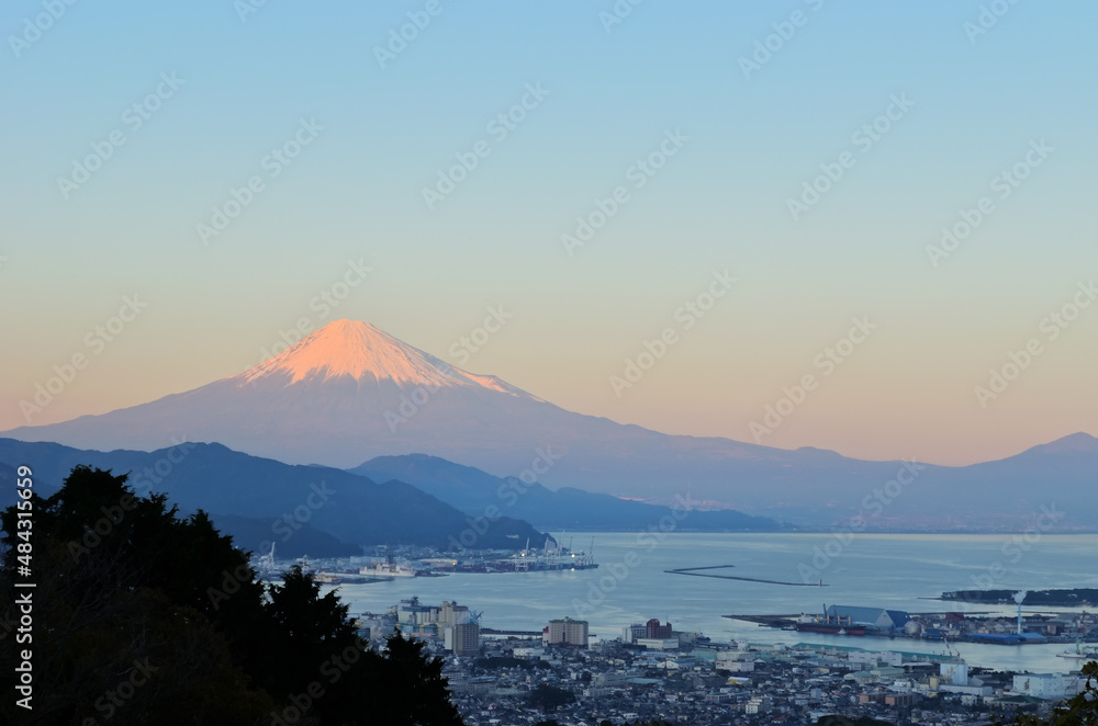 静岡県日本平から見る夕景と冠雪の富士山と駿河湾