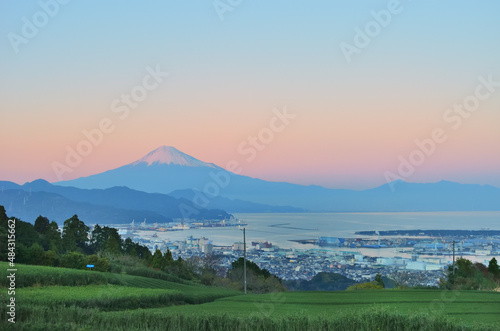 静岡県日本平から見る夕景と茶畑と駿河湾と冠雪の富士山