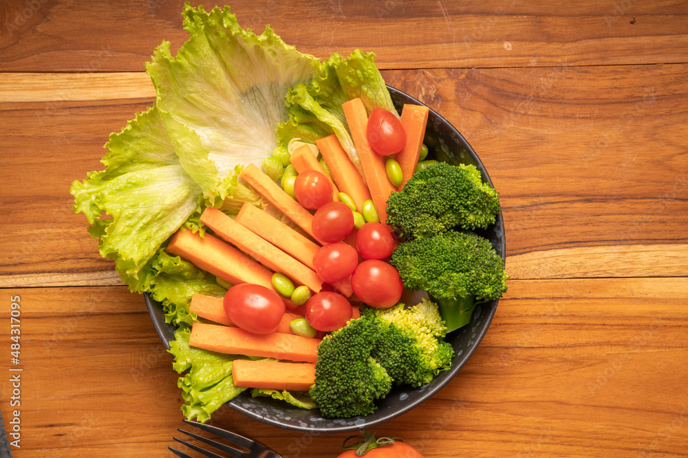 Fresh vegetable salad Lettuce, carrots, broccoli, green peas, fresh and tomatoes an appetizer before the main meal. Fresh vegetable salad Lettuce, carrots, broccoli, green peas, fresh and tomatoes an appetizer before the main meal.