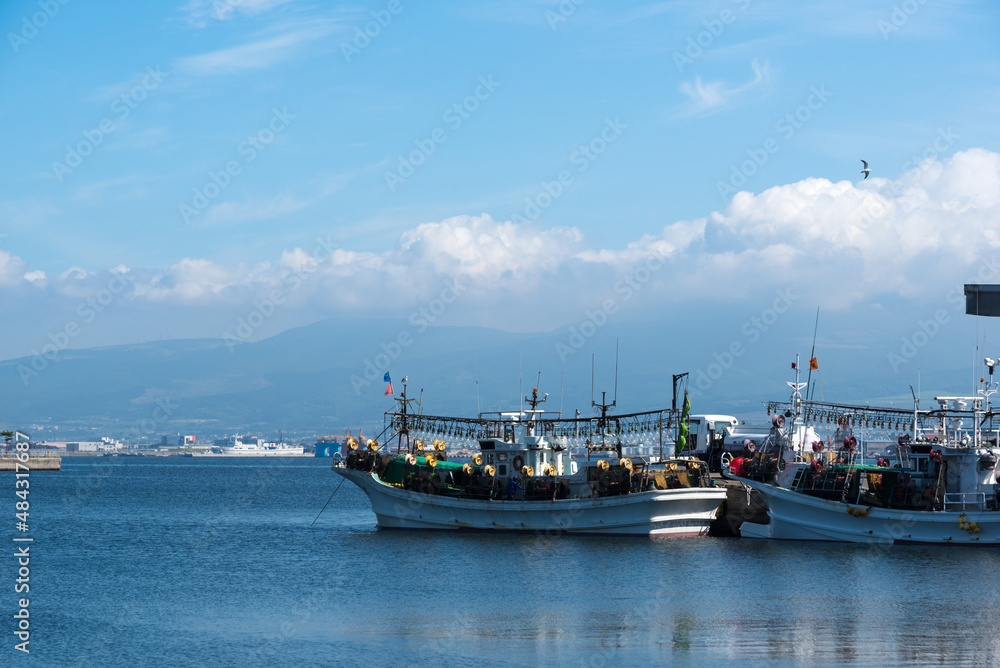 港の漁船  北海道小樽市