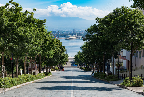 函館市の八幡坂から函館港を見下ろす風景 夏の晴れた日