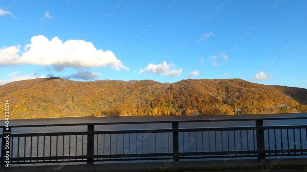秋の桧原湖と木々の紅葉 秋の桧原湖と木々の紅葉