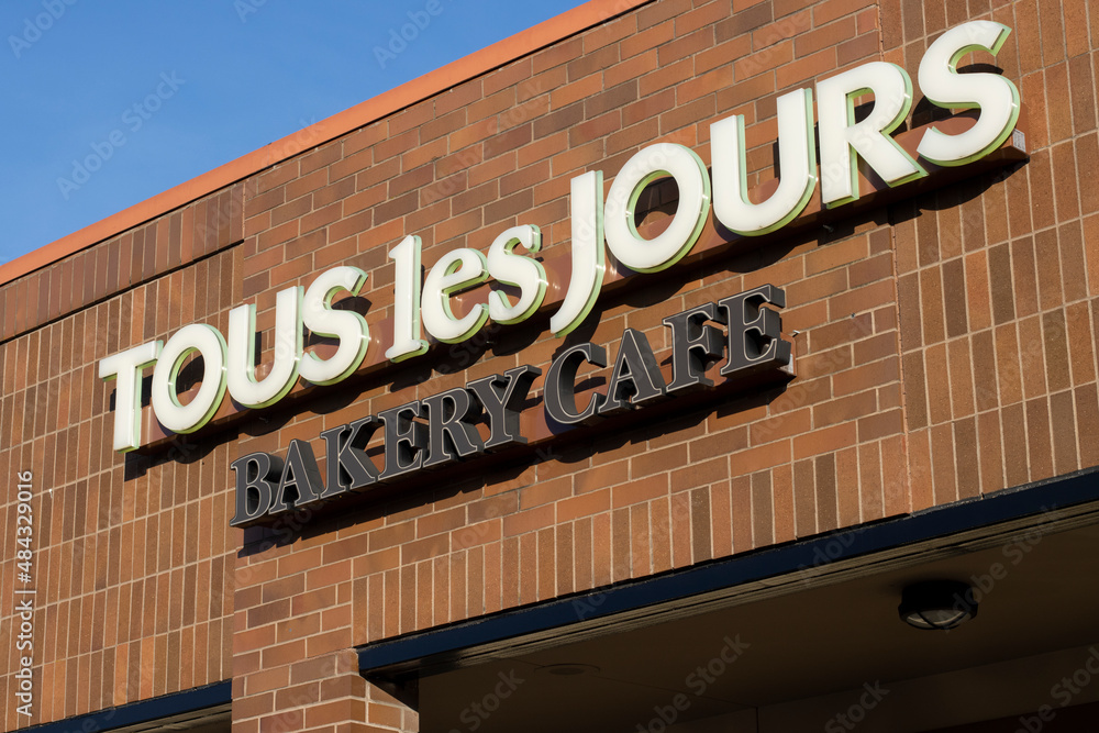 Fotka „Beaverton, OR, USA Jan 28, 2022 Closeup of the TOUS les JOURS