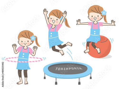 元気な女の子の室内遊びと道具のセット