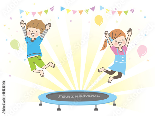 トランポリンでジャンプるする笑顔の子ども達