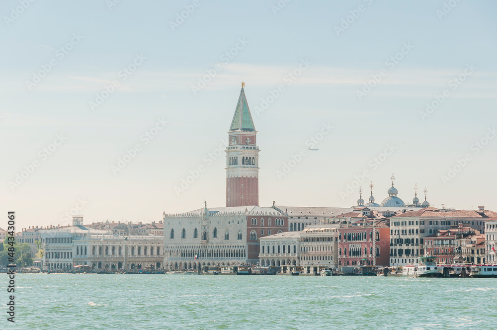 Venedig, San Marco, Markusdom, Markusplatz, Dogenpalast, Lagune, Insel, Altstadt, Gondel, Kanäle, Touristen, Schifffahrt, Sommer, Italien