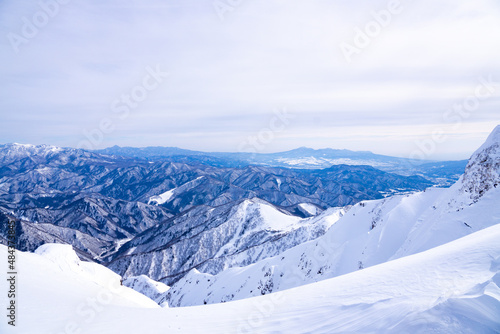 谷川岳からの眺望　冬の山岳風景　さわやかな空 © Nao