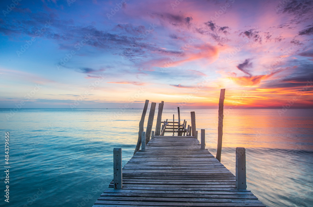 Fototapeta premium Colorful sunset on the sea at Trat province, Thailand.