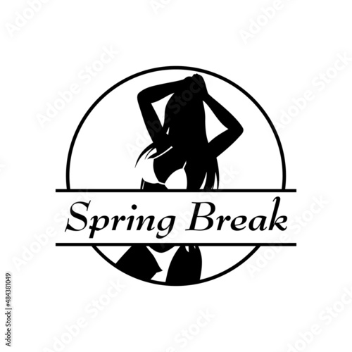 Logotipo con texto Spring Break con silueta de mujer con bikini en espacio negativo en círculo lineal en color negro