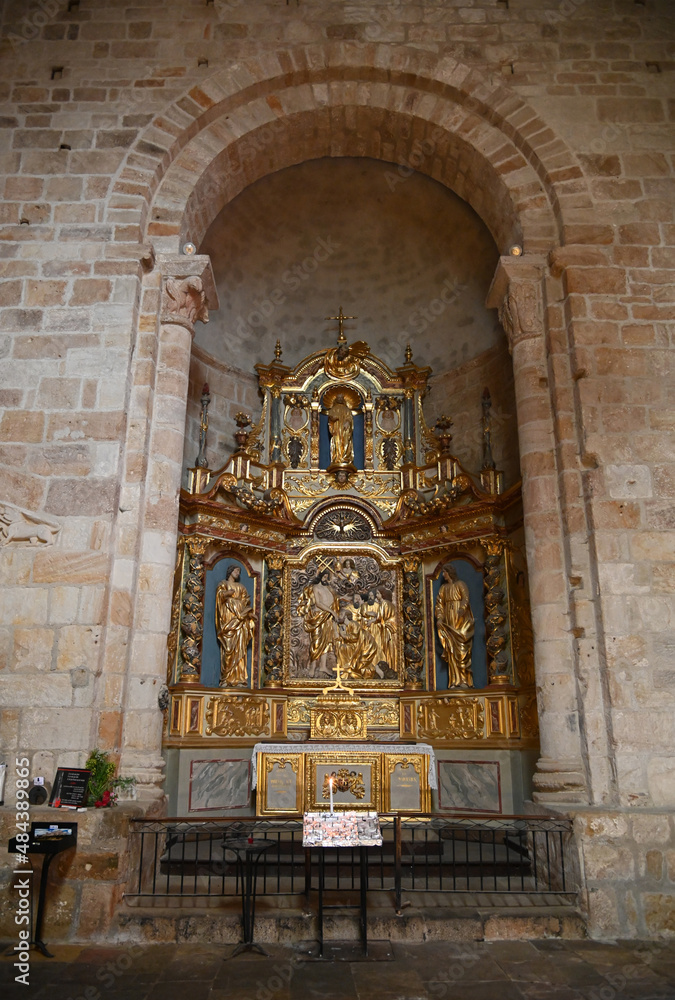 Autel baroque dans l'église de Beaulieu-sur-Dordogne, Corrèze, France