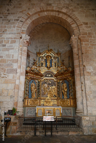 Autel baroque dans l'église de Beaulieu-sur-Dordogne, Corrèze, France