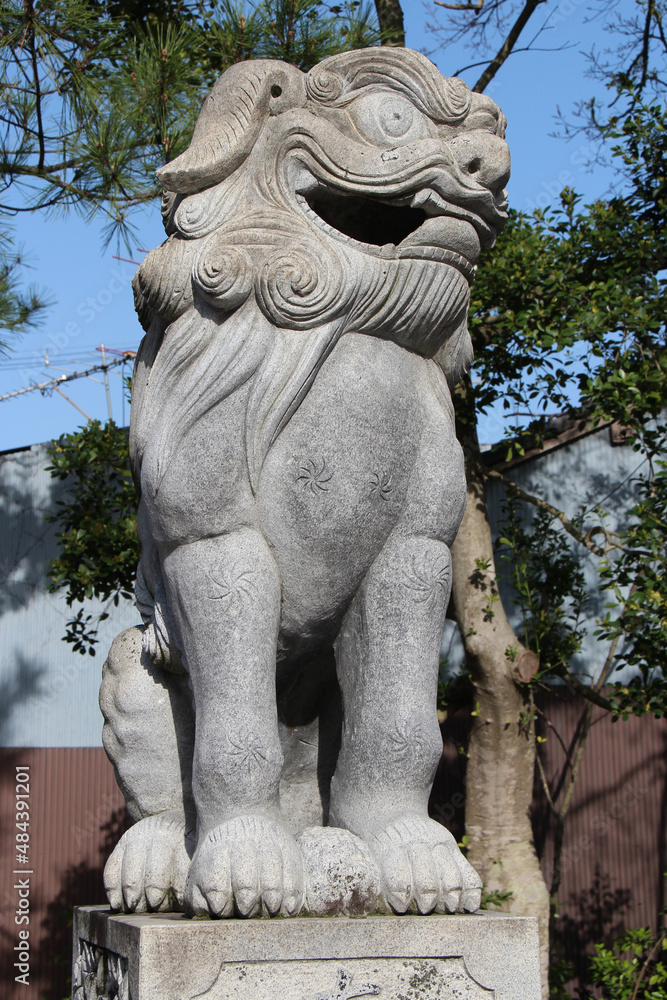 statue of a lion at the arawai sanctuary in matsue (japan) 