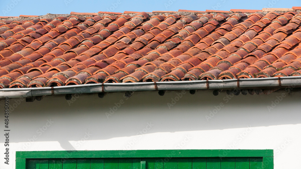 Fototapeta premium Tejado rústico de casa rural de tejas de barro