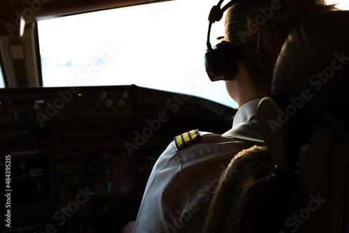 pilotin im cockpit