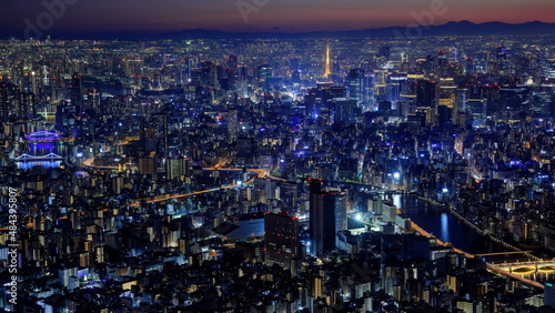 東京スカイツリーから望む東京タワーと夕景 © T.Hasebe