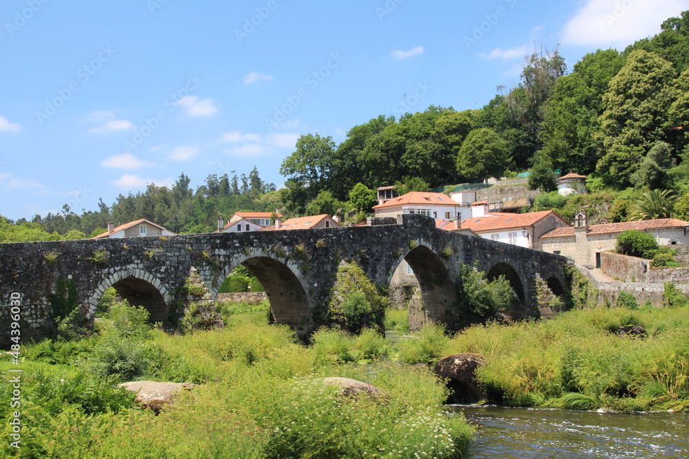 Fototapeta premium Ponte Maceira, localidad gallega con un precioso puente medieval. España.