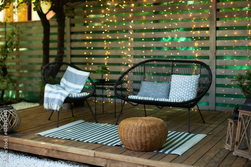 Fotografia Modern lounge outdoors in backyard