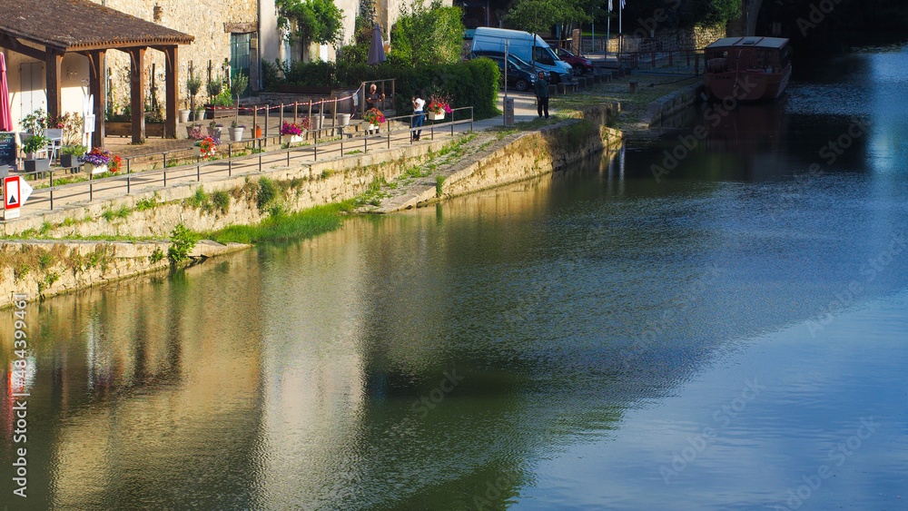 Ville de Nérac, dans le Lot-et-Garonne, entrecoupée par la rivière de « La Baïse »
