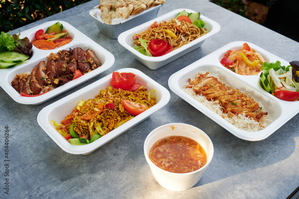 Indisches chinesisches Take away Essen in Schalen zum Mitnehmen und liefern Für den Lieferdienst Indisches chinesisches Take away Essen in Schalen zum Mitnehmen und liefern Für den Lieferdienst