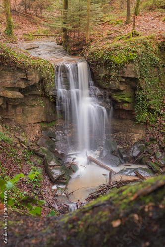 Forellensprung im Herbst, Wasserfall mit Kalksandsteinbank im Wald - Langenberg, Welzheim