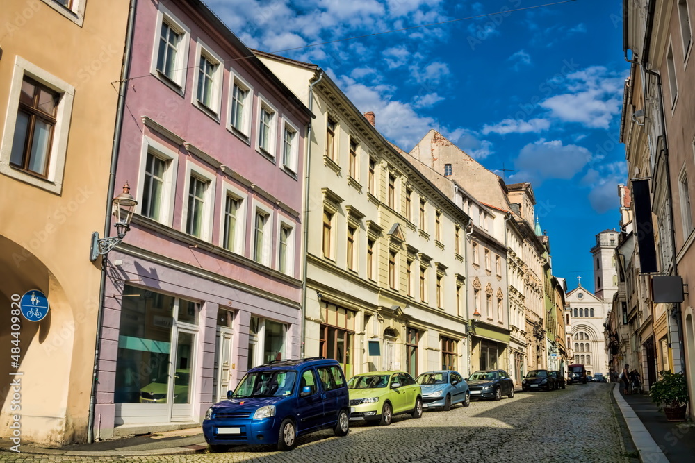 zittau, deutschland - strasse in der altstadt mit johanniskirche im hintergrund