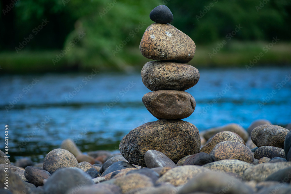 paz fotografia de piedras amontonadas cerca del rio paz fotografia de piedras amontonadas cerca del rio