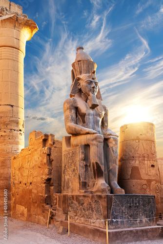 Canvastavla Seated statue of Ramesses II by the Luxor Temple entrance, Egypt