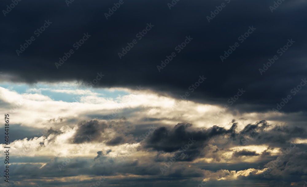 Obraz premium beautiful dark dramatic sky with stormy clouds before the rain or snow