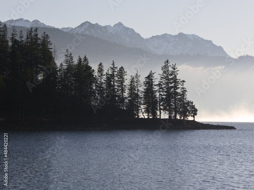 ufer des walchensee bei sachenbach im winter mit dem dahinter liegenden Karwendelgebirge