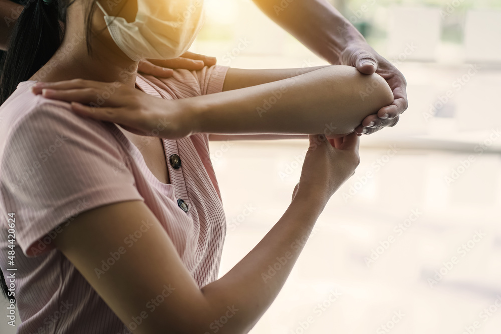 Obraz premium Physical therapist works to examine the treatment of patient's injured arm.