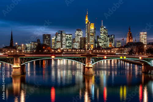 Skyline von Frankfurt am Main in der D  mmerung mit Ignatz-Bubis-Br  cke im Vordergrund