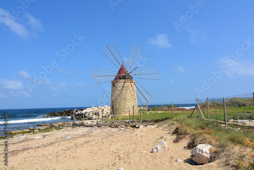 mulino a vento saline di trapani in sicilia