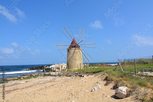 Fotografie mulino a vento saline di trapani in sicilia