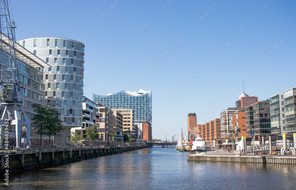 Foto de Facades of modern buildings in the city of Hamburg Germany ...