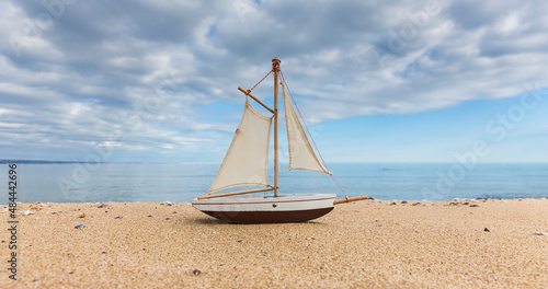 Segelboot am Sandstrand von Goldstrand in Bulgarien