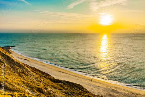 Sonnenuntergang am Meer mit Goldenen Sonnenstrahlen