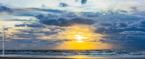 Sonnenuntergang am Meer mit Goldenen Sonnenstrahlen