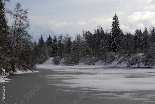 Winterlandschaft am Auwaldsee bei der Ortschaft Fischen im Allgäu.