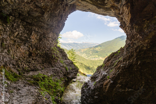 Source d'un torrent de montagne dans une grotte, vue vers le bout du tunnel. Le Guiers Vif, Cirque de Saint Même, Massif de la Chartreuse, Saint-Pierre-d'Entremont
